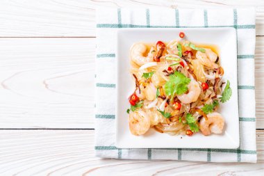 karides ve karidesli baharatlı pamelo salatası. Füzyon yiyecek tarzı.