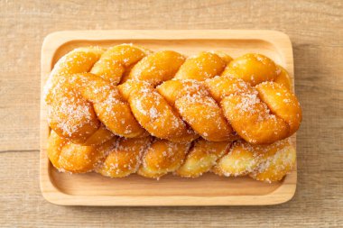 Tahta tabakta, sarmal şekilli şekerli çörek.