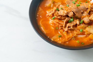 Kore udon eriştesi ve kimchi çorbası, Asya usulü.