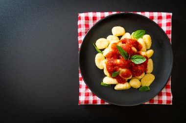 Peynirli domates soslu gnocchi - İtalyan yemeği tarzı.