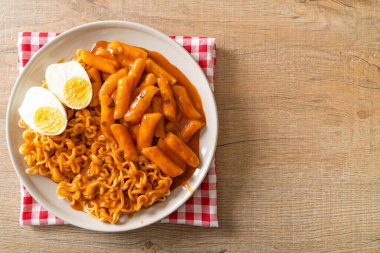 Baharatlı Kore soslu Ramen veya Kore hazır eriştesi ve Tteokbokki - Kore yemeği tarzı