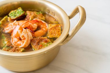 Karides ve sebze omletli Tamarind Paste 'den yapılmış ekşi çorba - Asya usulü.