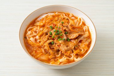Kore udon eriştesi ve kimchi çorbası, Asya usulü.