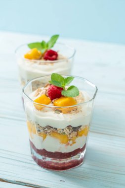 Ev yapımı taze mango ve yoğurt ve granola ile taze ahududu. Sağlıklı yemek tarzı.