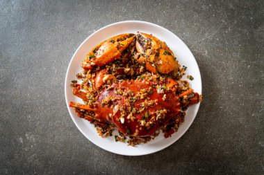 Baharatlı Tuz ve Biberli Kızarmış Yengeç - Deniz ürünleri tarzı