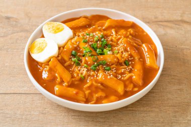 Kore hazır şehriyesi ve Kore baharatlı soslu Tteokbokki, Rabokki - Kore yemeği tarzı.