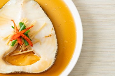 Soya soslu haşlanmış morina balığı ya da buğulanmış kar balığı ya da soya soslu Şili Bası.