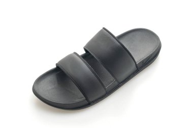 Beyaz arka planda siyah deri sandaletler.