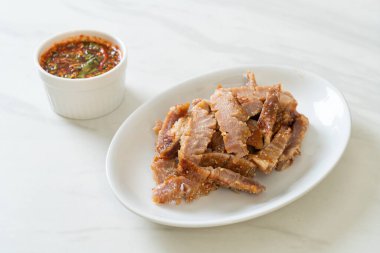 Izgara domuz boynu ya da Tayland baharatlı soslu kömür kaynayan domuz boynu.