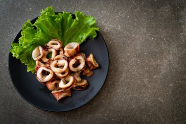 Siyah tabakta ızgara kalamar.