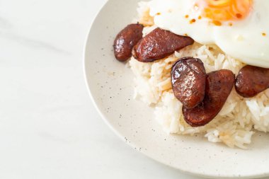 pilav ve sahanda yumurta ve Çin sosisi - Asya usulü ev yapımı yemek