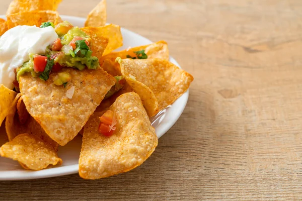 Mexikanische Nachos Tortilla Chips Mit Jalapeño Guacamole Tomaten Salsa Und — Stockfoto