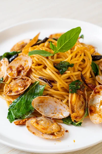 Mieszać Smażone Spaghetti Małżami Czosnkiem Chilli Fusion Food Style — Zdjęcie stockowe