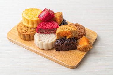 Ahşap tabakta karışık aromalı renkli Çin ay pastası