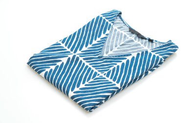 Beyaz arkaplanda beyaz şeritli mavi tişört