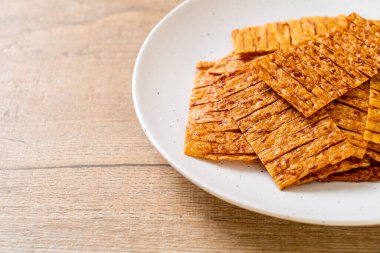 tabakta kalamar deniz ürünleri atıştırması