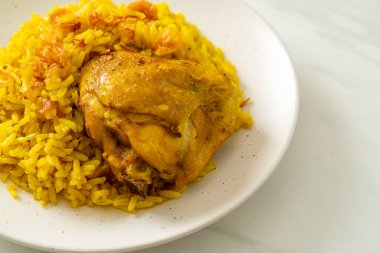 Biryani tavuğu veya körili pilav ve tavuk - Hint biryani 'sinin Tayland-Müslüman versiyonu, mis kokulu sarı pirinç ve tavuk - Müslüman yemek tarzı