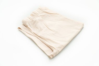 beyaz arkaplanda izole edilmiş bej pantolon katlaması