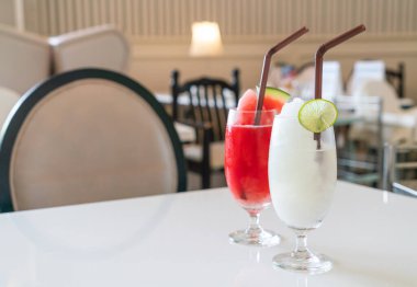 Kafe ve restoranda limonlu buzlu içecek bardağı.