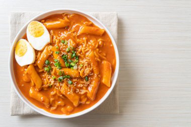 Kore hazır şehriyesi ve Kore baharatlı soslu Tteokbokki, Rabokki - Kore yemeği tarzı.