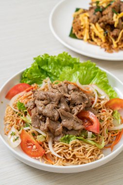 Beyaz tabakta domuz etli hazır şehriye salatası. Asya usulü.