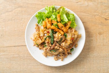 Kızarmış şehriye ile doğranmış tavuk ve fesleğen. Asya usulü.