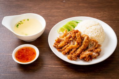 Kızarmış tavuklu Çin tavuğu pilavı ya da kızarmış tavuklu pilav çorbası. Asya usulü.