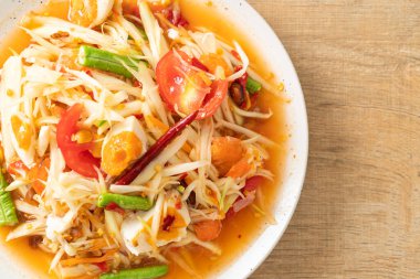 Som Tum - Tayland baharatlı yeşil papaya salatası ve tuzlu yumurta - Asya yemeği tarzı