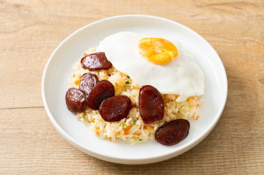 Kızarmış pirinç, yumurta ve Çin sosisi Asya usulü ev yapımı yemek.