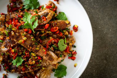 Kızarmış Mantid Karidesi ya da Acılı ve Tuzlu Kerevit Deniz Ürünleri Stili