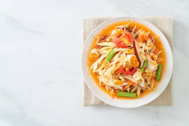 Som Tum - Tayland baharatlı yeşil papaya salatası ve tuzlu yumurta - Asya yemeği tarzı