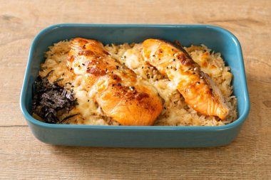 Peynirli fırında somon ve baharatlı miso kasesi.