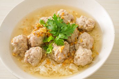 Domuz etli ev yapımı pilav.