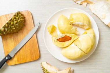 Durian olgun ve taze, durian kabuğu beyaz tabakta.