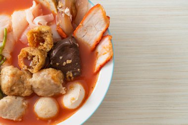 Pembe çorbayla köfteli erişte mi yoksa Asya usulü dört erişte mi?