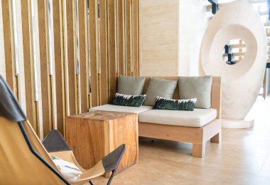 Kanepede rahat yastıklar.