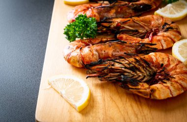 Tahtada limonlu karides ya da ızgara kaplan karidesi