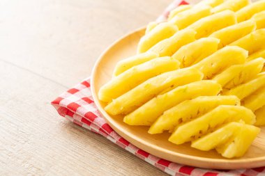 Tahta tabakta dilimlenmiş taze ananas