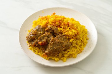 Biryani bifteği veya körili pilav ve sığır eti - Hint biryani 'sinin Tayland-Müslüman versiyonu, mis kokulu sarı pirinç ve sığır eti - Müslüman yemek tarzı