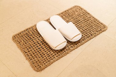 Beyaz terlik otel odasında.