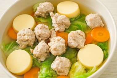Tofu ve kıymalı domuz etli ev yapımı temiz çorba.