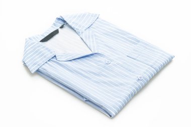 Beyaz arkaplanda beyaz şeritli mavi gömlek