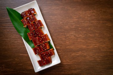 Dilimlenmiş yılan balığı ya da soslu ızgara unagi (Kabayaki) - Japon yemeği tarzı.