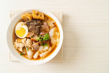 Pirinç unu ya da Çin usulü haşlanmış makarna karesi ve kahverengi çorba. Asya usulü.