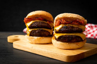 Peynir ve pastırmalı hamburger veya sığır burger - sağlıksız yemek tarzı.