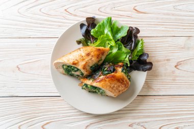 Peynir ve ıspanakla doldurulmuş fırında tavuk göğsü.