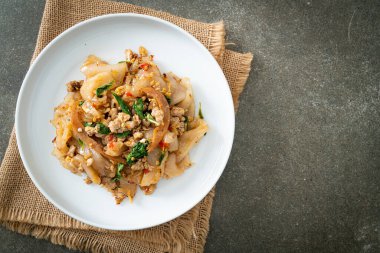 Kızarmış şehriye ile doğranmış tavuk ve fesleğen. Asya usulü.