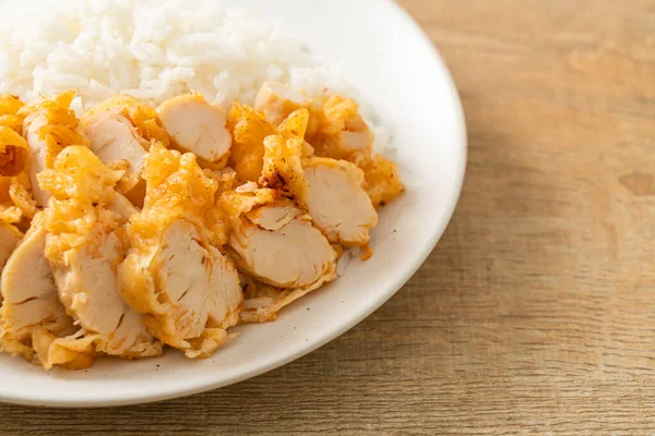 Ayam Goreng Ditaburi Nasi Dengan Saus Pedas — Stok Foto