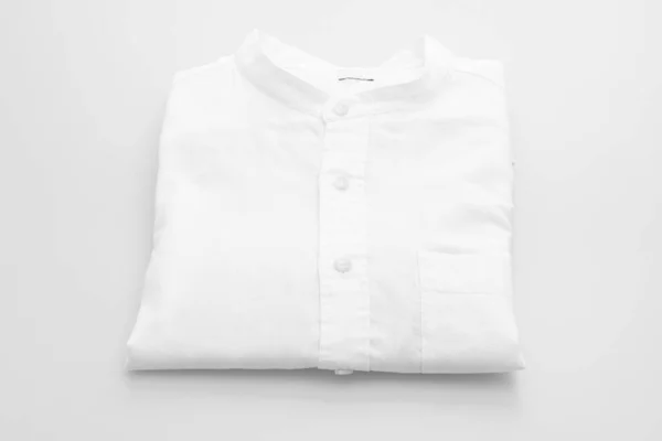 Camisa Branca Dobra Fundo Branco — Fotografia de Stock