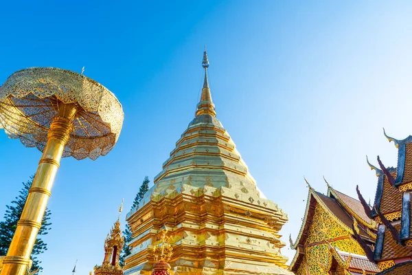 泰国清迈Wat Phra Doi Suthep庙宇的美丽的金山 — 图库照片